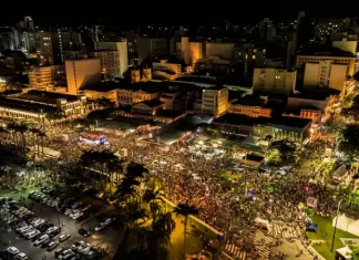 Foliões brincando no carnaval de Florianópolis