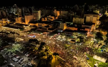 Após público recorde em 2026, Florianópolis antecipa calendário do Carnaval 2027 Foliões brincando no carnaval de Florianópolis
