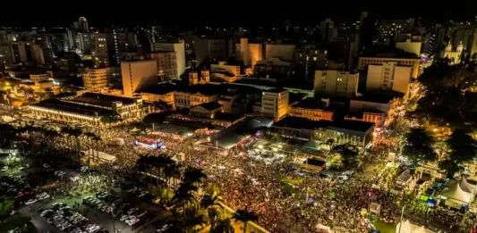 Foliões brincando no carnaval de Florianópolis