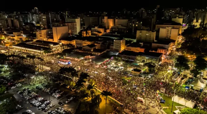 Foliões brincando no carnaval de Florianópolis