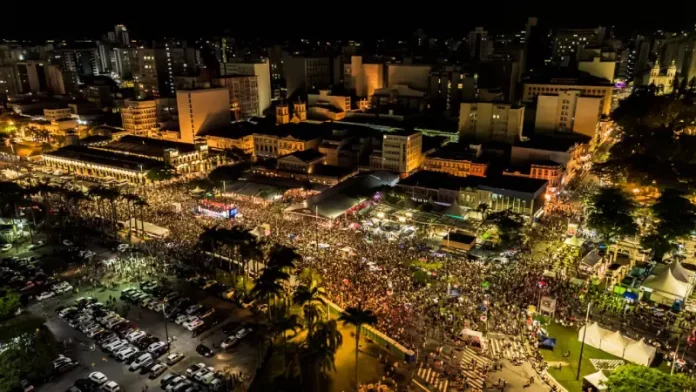 Foliões brincando no carnaval de Florianópolis