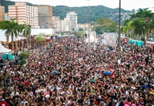 Carnaval de Florianópolis se consolida como o maior do Sul e reúne 1,6 milhão de foliões Foliões brincando no carnaval de Florianópolis
