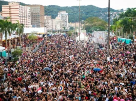 Foliões brincando no carnaval de Florianópolis