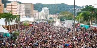 Foliões brincando no carnaval de Florianópolis