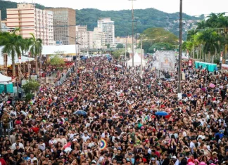 Carnaval de Florianópolis se consolida como o maior do Sul e reúne 1,6 milhão de foliões Foliões brincando no carnaval de Florianópolis