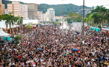 Carnaval de Florianópolis se consolida como o maior do Sul e reúne 1,6 milhão de foliões Foliões brincando no carnaval de Florianópolis