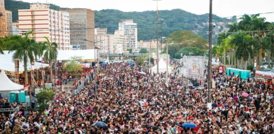 Foliões brincando no carnaval de Florianópolis