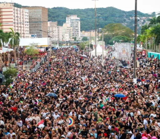 Carnaval de Florianópolis se consolida como o maior do Sul e reúne 1,6 milhão de foliões Foliões brincando no carnaval de Florianópolis