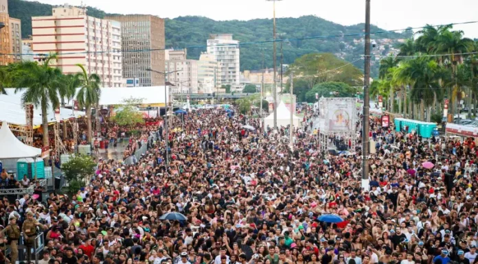 Foliões brincando no carnaval de Florianópolis