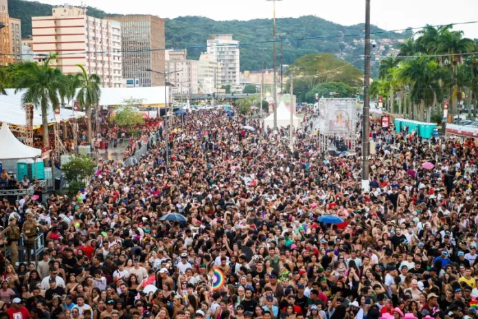 Foliões brincando no carnaval de Florianópolis