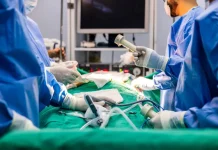 Equipe médica realizando cirurgia bariátrica, representando o aumento do número de Cirurgias Bariátricas no estado