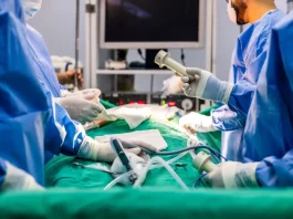 Cirurgias bariátricas crescem mais de 500% na rede pública de Santa Catarina Equipe médica realizando cirurgia bariátrica, representando o aumento do número de Cirurgias Bariátricas no estado