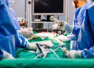 Equipe médica realizando cirurgia bariátrica, representando o aumento do número de Cirurgias Bariátricas no estado