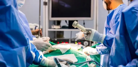 Equipe médica realizando cirurgia bariátrica, representando o aumento do número de Cirurgias Bariátricas no estado