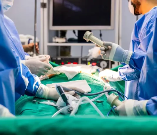 Cirurgias bariátricas crescem mais de 500% na rede pública de Santa Catarina Equipe médica realizando cirurgia bariátrica, representando o aumento do número de Cirurgias Bariátricas no estado