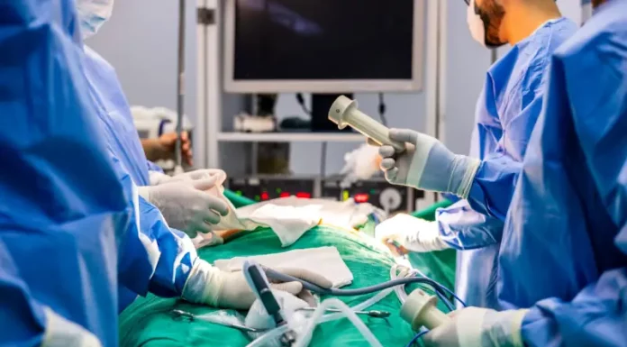 Equipe médica realizando cirurgia bariátrica, representando o aumento do número de Cirurgias Bariátricas no estado