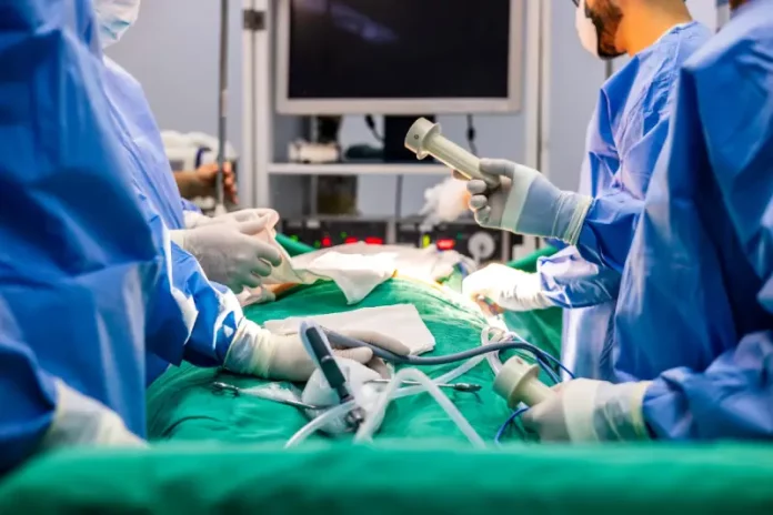 cirurgias bariátricas Equipe médica realizando cirurgia bariátrica, representando o aumento do número de Cirurgias Bariátricas no estado