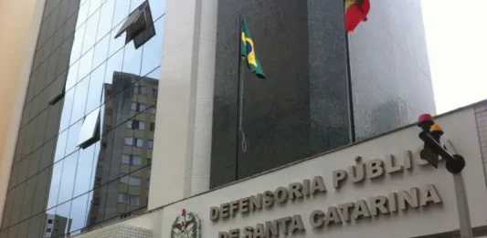 Defensoria Pública de SC abre concurso com 14 vagas e salário inicial de R$ 24 mil Entrada do Prédio da Defensoria Pública de Santa Catarina