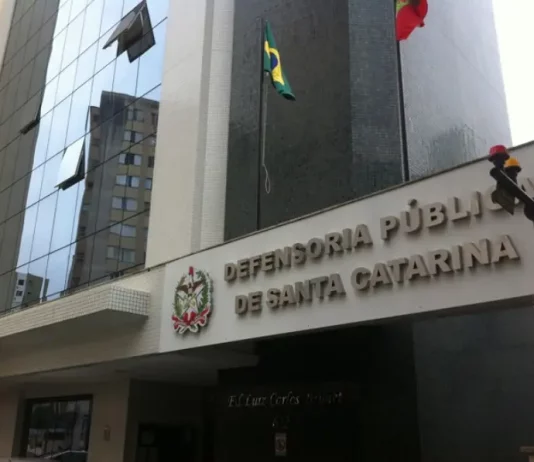 Defensoria Pública de SC abre concurso com 14 vagas e salário inicial de R$ 24 mil Entrada do Prédio da Defensoria Pública de Santa Catarina