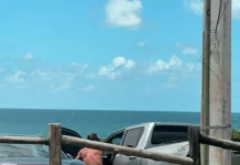 Suspeito de tráfico de drogas entrando em carro numa praia em Florianópolis