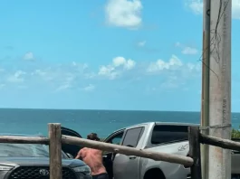 Suspeito de tráfico de drogas entrando em carro numa praia em Florianópolis