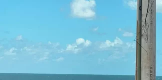 Suspeito de tráfico de drogas entrando em carro numa praia em Florianópolis