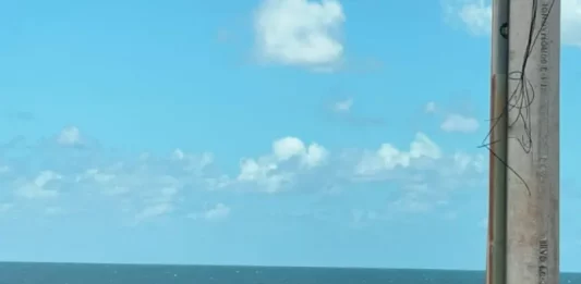 Suspeito de tráfico de drogas entrando em carro numa praia em Florianópolis