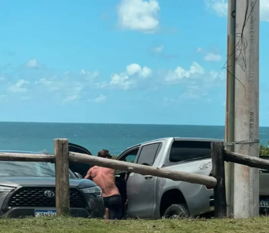 Ex-modelo internacional é preso por tráfico de drogas em Florianópolis Suspeito de tráfico de drogas entrando em carro numa praia em Florianópolis