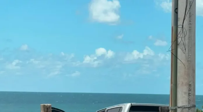 Ex-modelo internacional é preso por tráfico de drogas em Florianópolis Suspeito de tráfico de drogas entrando em carro numa praia em Florianópolis