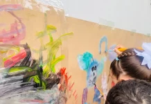 Rede municipal de Florianópolis tem mais de 5,8 mil vagas abertas na educação básica Crianças participam de atividade artística em sala de aula, ilustrando o ambiente educativo da rede municipal e a disponibilidade de vagas na educação infantil.