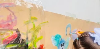 Crianças participam de atividade artística em sala de aula, ilustrando o ambiente educativo da rede municipal e a disponibilidade de vagas na educação infantil.