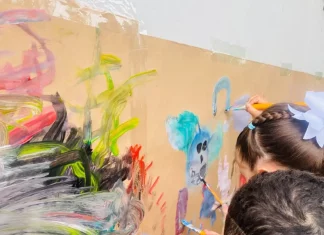 Rede municipal de Florianópolis tem mais de 5,8 mil vagas abertas na educação básica Crianças participam de atividade artística em sala de aula, ilustrando o ambiente educativo da rede municipal e a disponibilidade de vagas na educação infantil.