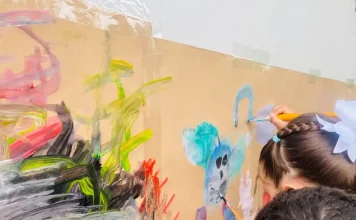 Rede municipal de Florianópolis tem mais de 5,8 mil vagas abertas na educação básica Crianças participam de atividade artística em sala de aula, ilustrando o ambiente educativo da rede municipal e a disponibilidade de vagas na educação infantil.