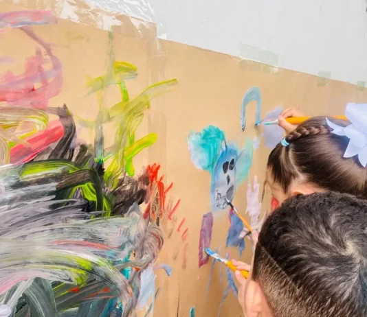 Rede municipal de Florianópolis tem mais de 5,8 mil vagas abertas na educação básica Crianças participam de atividade artística em sala de aula, ilustrando o ambiente educativo da rede municipal e a disponibilidade de vagas na educação infantil.