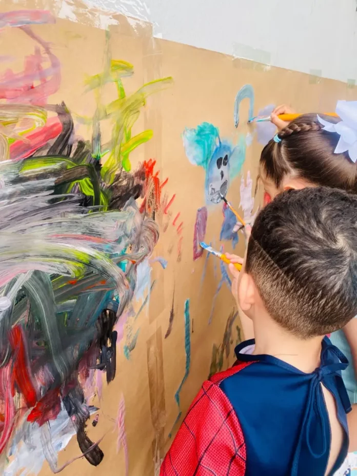 matrículas Florianópolis Crianças participam de atividade artística em sala de aula, ilustrando o ambiente educativo da rede municipal e a disponibilidade de vagas na educação infantil.