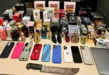 Polícia prende dois suspeitos por roubo e recupera objetos na Grande Florianópolis Objetos roubados apreendidos pela polícia