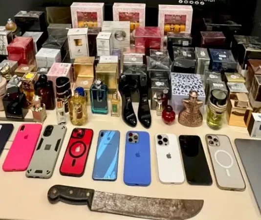 Polícia prende dois suspeitos por roubo e recupera objetos na Grande Florianópolis Objetos roubados apreendidos pela polícia