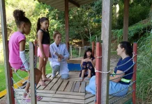 Crianças da ONG Seara Espírita Entreposto da Fé participando da ação da Casan em prevenção a dengue