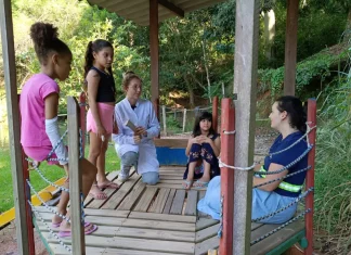 Crianças da ONG Seara Espírita Entreposto da Fé participando da ação da Casan em prevenção a dengue