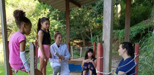 Crianças aprendem a prevenir a dengue em atividade educativa da CASAN em Florianópolis Crianças da ONG Seara Espírita Entreposto da Fé participando da ação da Casan em prevenção a dengue