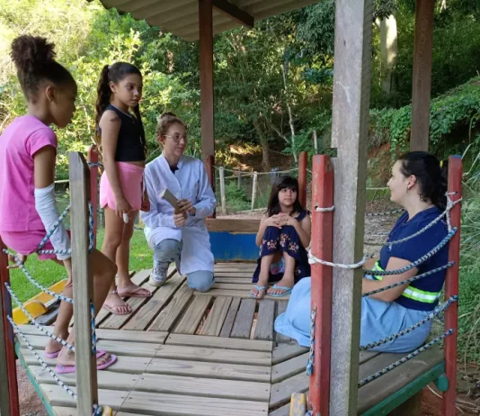 Crianças da ONG Seara Espírita Entreposto da Fé participando da ação da Casan em prevenção a dengue