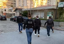 MPSC denuncia 18 pessoas por esquema de desvio de recursos públicos em Florianópolis Polícia Civil cumpre mandados de prisão na 2ª fase da Operação Presságio, que investiga fraudes e desvio de verbas na Secretaria de Turismo, Cultura e Esporte de Florianópolis.