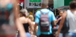 Pessoas andando no Centro de Florianópolis num dia de sol, com calor intenso no início do Carnaval