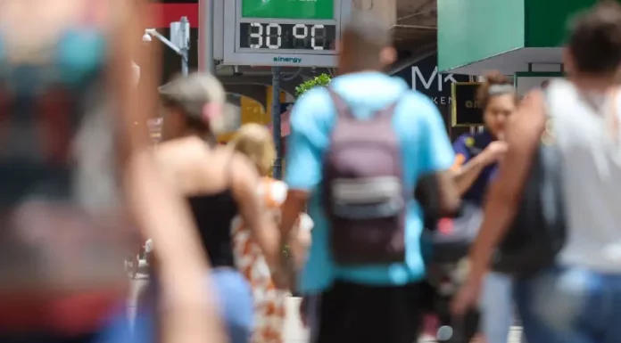 Pessoas andando no Centro de Florianópolis num dia de sol, com calor intenso no início do Carnaval