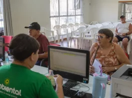Funcionários da Ambiental atendendo a população para retirada do carnê da tarifa do lixo em São José