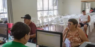 Funcionários da Ambiental atendendo a população para retirada do carnê da tarifa do lixo em São José