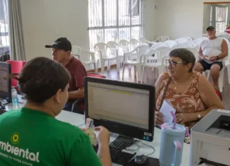 Prefeitura de São José anuncia prorrogação do prazo da cota única da Tarifa de Lixo Funcionários da Ambiental atendendo a população para retirada do carnê da tarifa do lixo em São José