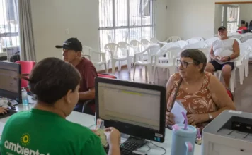 Prefeitura de São José anuncia prorrogação do prazo da cota única da Tarifa de Lixo Funcionários da Ambiental atendendo a população para retirada do carnê da tarifa do lixo em São José