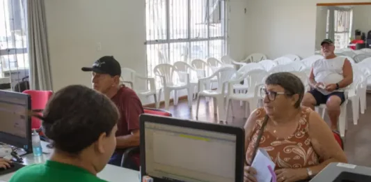 Prefeitura de São José anuncia prorrogação do prazo da cota única da Tarifa de Lixo Funcionários da Ambiental atendendo a população para retirada do carnê da tarifa do lixo em São José