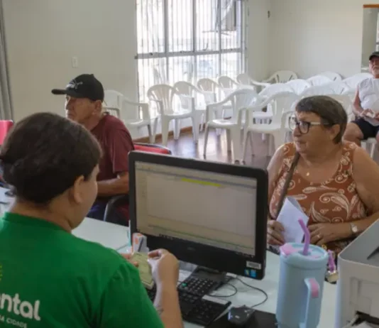 Prefeitura de São José anuncia prorrogação do prazo da cota única da Tarifa de Lixo Funcionários da Ambiental atendendo a população para retirada do carnê da tarifa do lixo em São José